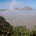 indonésie: Okraj kaldery je dobře stovku metrů nad dnem.
